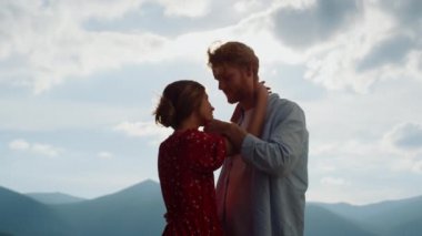 Mutlu bir aile balayını dışarıda geçiriyor. Dağlarda birbirine hayran bir çift.