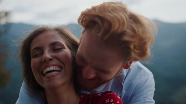 Alegre pareja riendo montañas. Primeros planos personas felices se enfrentan a pasar la luna de miel — Vídeos de Stock