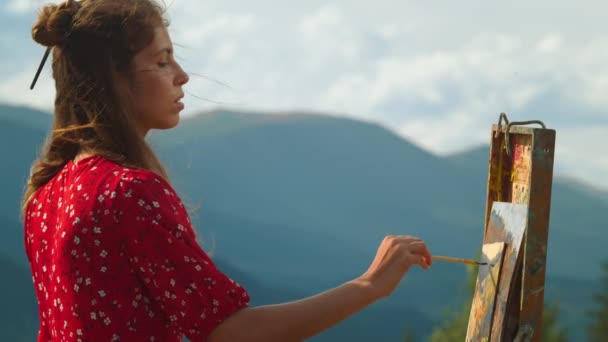 Pintor meditativo dibujando en las montañas de verano. Pintura artista de primer plano — Vídeos de Stock