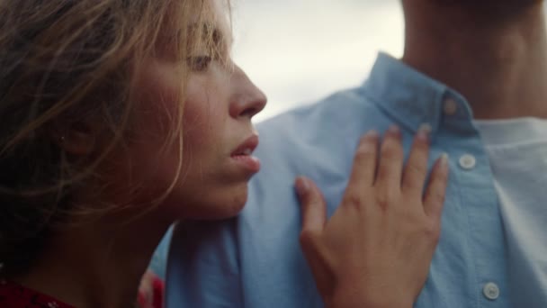 Primer plano pareja teniendo fecha al aire libre. Mujer abrazando a hombre desconocido en verano afuera — Vídeo de stock