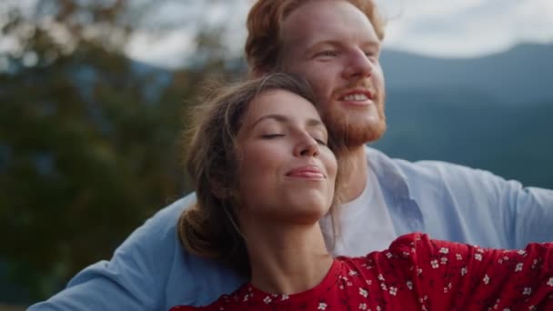 Mutlu çift tatilini dağlarda geçiriyor. Rahatlamış aşıklar birbirlerine sarılıyorlar.. — Stok video