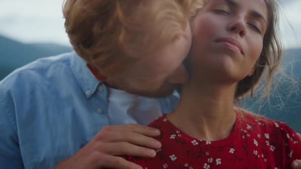 Сексуальна пара зустрічається в горах. Сім'я насолоджується літнім медовим місяцем на відкритому повітрі . — стокове відео