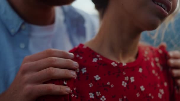 Äktenskap som känns sexigt utomhus. Närbild man händer stroke kvinna axlar — Stockvideo