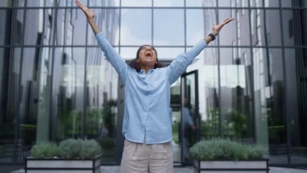 Ganadora de negocios dama gritando levantando las manos en la concurrida oficina centro de la ciudad. — Vídeos de Stock