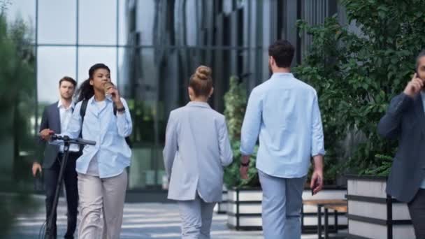 Feliz mujer de negocios caminando beber café. Gerente utilizar vehículo de alquiler en la oficina. — Vídeo de stock