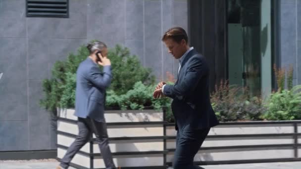 Hombre de negocios enfocado que llega tarde a la reunión corporativa en el moderno edificio de oficinas. — Vídeos de Stock