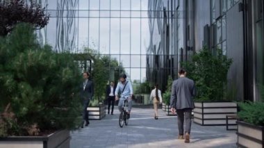 Ofis müdürü iş bölgesinde kaskla bisiklet sürüyor. Şehir taşınabilirliği.