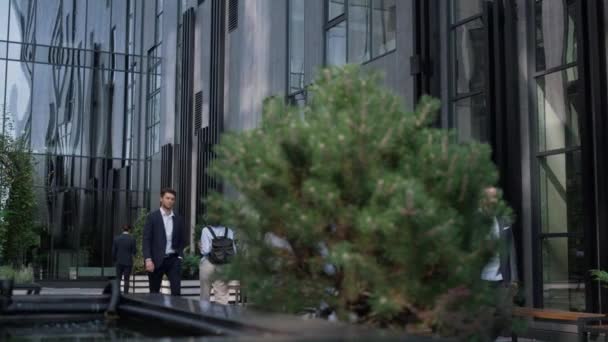 Selbstbewusster Geschäftsmann, der in der Innenstadt Bürogebäude betritt. Erfolgreicher Unternehmer — Stockvideo