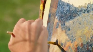 Doğayı resmeden tanınmamış bir ressam. Kapanış sanatçısı el sanatı yaratıyor