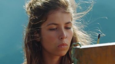 Yetenekli ressam başyapıt üzerinde çalışıyor. Sanatçı doğaya resim çiziyor.