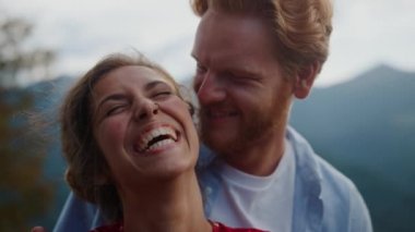 Pozitif aile gülen dağ portresi. Aile, sonbahar tatilinin tadını çıkarıyor