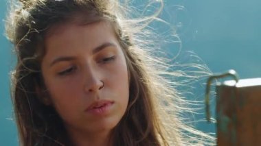 Mutlu ressam güneşli bir günde sanat eserlerinde çalışıyor. Sanat oluşturma süreci kavramı