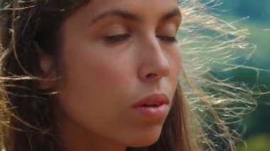 Ressam suratı açık havada çizim yapmaktan hoşlanıyor. Dışarıda rüzgarlı bir günde resim çizen kız.