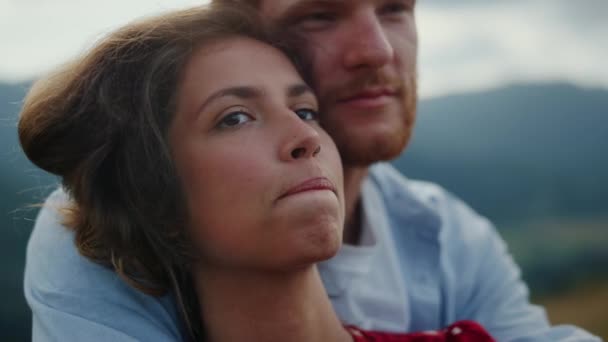 Joven familia sintiéndose feliz retrato. Pareja abrazándose juntos en las montañas. — Vídeos de Stock