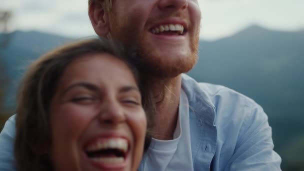 Closeup famille visages riant en plein air. Couple heureux s'amuser dans les montagnes. — Video