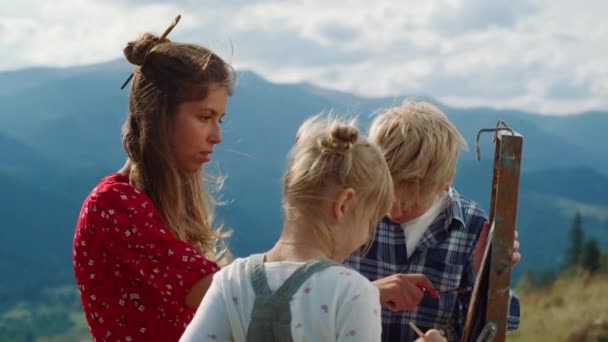 Criativa família pintura montanhas imagem. Closeup mãe crianças desenhar natureza — Vídeo de Stock