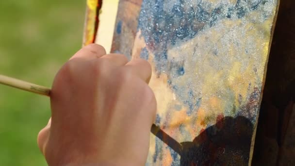 Closeup hand schilder maken meesterwerk op zomerdag. Ambachtelijke kunst — Stockvideo