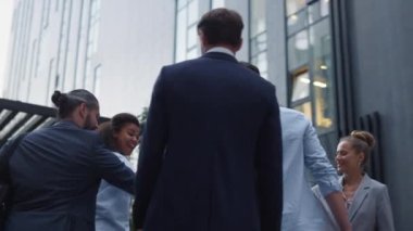 Neşeli çalışma takımı zaferi el ele tutuşarak kutluyor. Birlik ortaklığı kavramı.