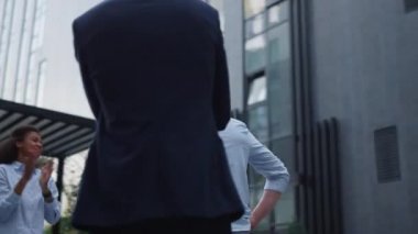 Çalışma ekibi ofis binasının liderini alkışladı. Mutlu işçiler çalışanı övüyor.