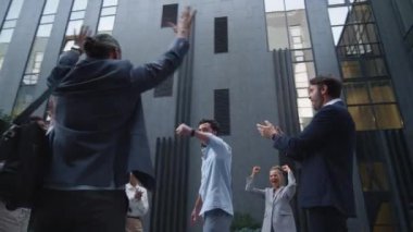 Mutlu takım ofis dışındaki çalışanları takdir eder. En iyi işçi tanıma.