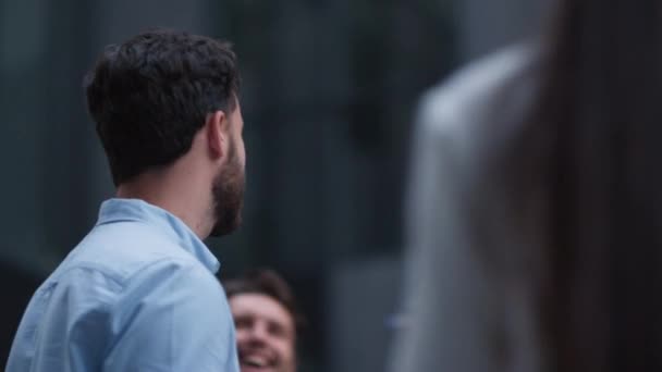 Retrato feliz líder hablando alentador equipo fuera de la oficina. Apreciación del trabajo — Vídeo de stock