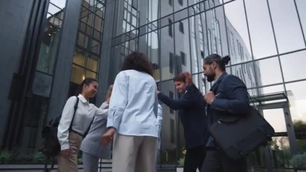 Los miembros felices del equipo juntan sus manos sonriendo. Concepto de celebración comunitaria. — Vídeo de stock