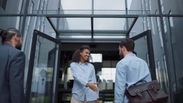 Exitosa empresaria bienvenida equipo en la entrada de la oficina. Concepto de unidad laboral. — Vídeo de stock