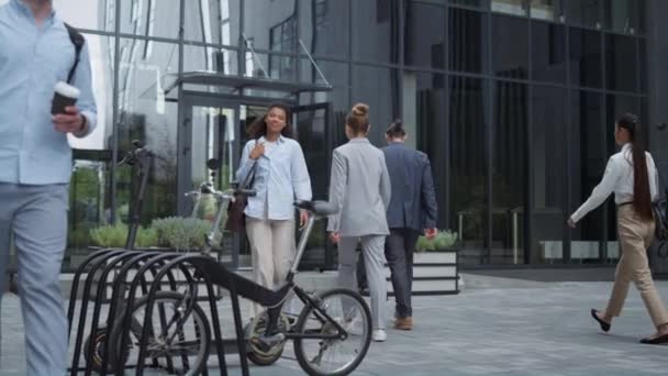 Empleado saliendo de la oficina tomar scooter eléctrico. Dispositivo de movilidad urbana compartida. — Vídeo de stock