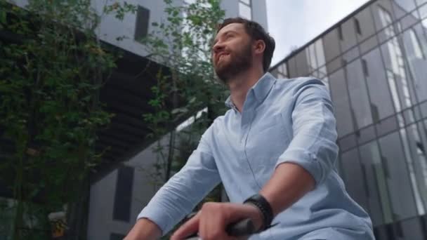 Portrait handsome man riding bicycle at downtown district. Alternative transport — Stock Video