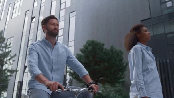 Happy bearded man riding bicycle on downtown street. Urban city traveler concept — Stock Video