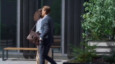 Güler yüzlü müdür şehir merkezinde kahve içerek yürüyor. Mutlu kız güneşli sabahın tadını çıkar.