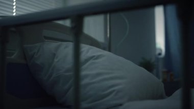 Boş hastane yastığı kapanışı. Tıbbi damlalar koğuşta baş aşağı duruyor..