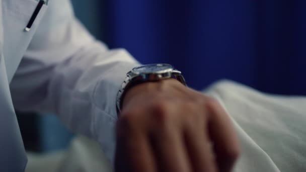 Mão de doutor com relógio no fecho do pulso. Terapeuta verifica hora na enfermaria do hospital. — Vídeo de Stock