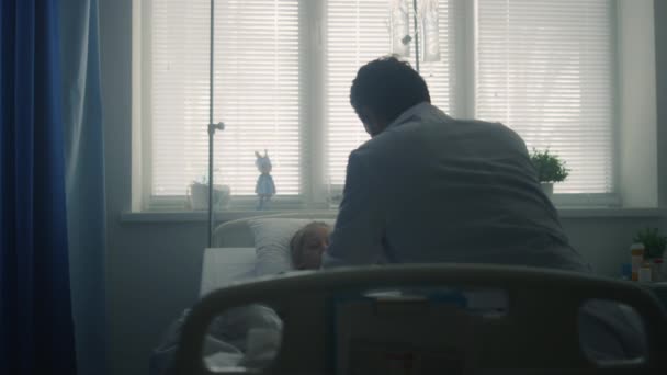 아픈 어린이 현대 소아 병원의 진찰을 하고 있는 의사. — 비디오