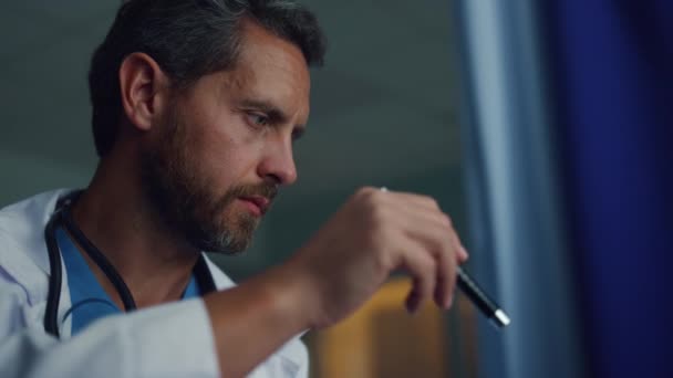 Dokter menggunakan senter dalam potret bangsal. Spesialis pelayanan kesehatan serius di tempat kerja — Stok Video