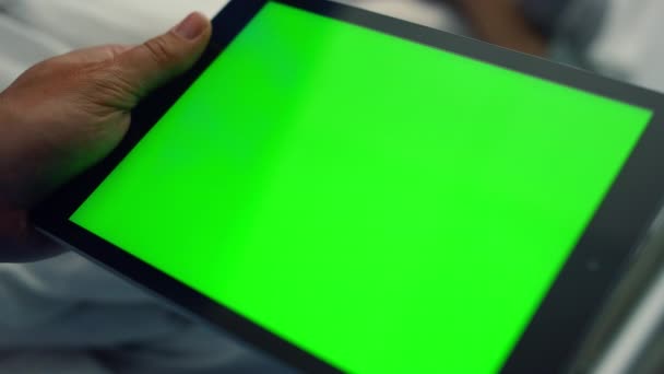 Homme tenant tablette avec écran chromatique clé dans la salle de clinique gros plan. — Video