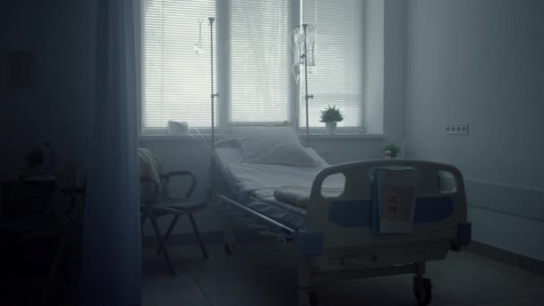 Interior de la sala de la clínica vacía con camas limpias gotas médicas. Medio ambiente tranquilo. — Vídeos de Stock