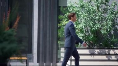 Banka müdürü şehir merkezinde öğle yemeği molasında yürüyüşe çıkıyor..