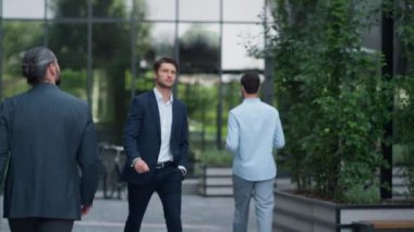 Ofiste yürüyen iş adamları. Finans şirketi çalışanları kavramı.