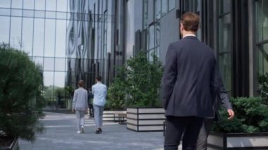 Çeşitli şirket çalışanları sabah işyerlerine gidiyor. Modern şehir merkezi