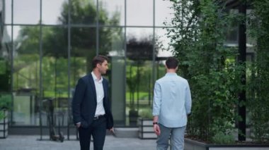 Kendine güvenen işadamı ofis binasına gidiyor. Kurumsal insanlar işyerlerine yürür.