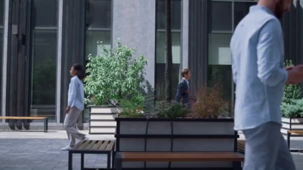 Mujer de negocios segura caminando a la ocupación del trabajo en el patio de oficinas gris moderno. — Vídeo de stock