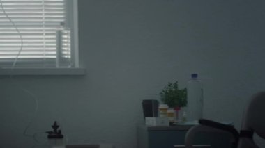 Yoğun bakımda boş bir tıbbi oda. Acil serviste modern ekipman.