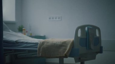 Yoğun bakım ünitesine bağlı tıbbi kayıtları olan boş bir hastane yatağı..