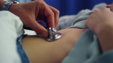 Doktor elleri steteskop kullanıyor. Çocuk pediatri kliniğinde acil serviste..