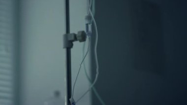 Karanlık hastane koğuşunda serum damlatın. Klinikte antibiyotik vitamin tedavisi.