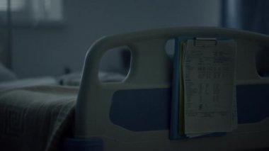 Boş koğuştaki hastada klinik yatağı. Çağdaş sağlık hizmeti.