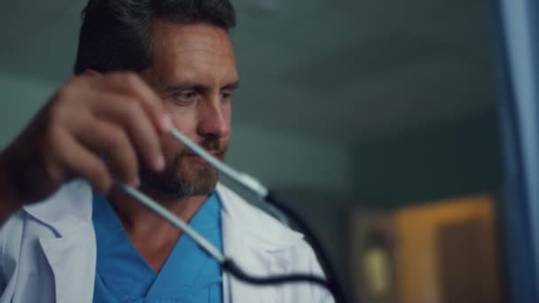 Porträttterapeut med stetoskop på avdelningen. Läkarundersökning på sjukhus — Stockvideo