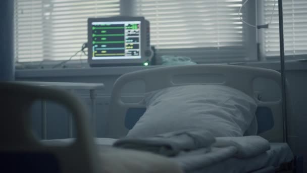 Puste wnętrze pokoju szpitalnego z kroplówką medyczną nowoczesny ekran komputera bicie serca. — Wideo stockowe