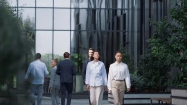 Şirketler güneşli bir günde şehir merkezinde yürüyorlar. Finans şirketi çalışanları